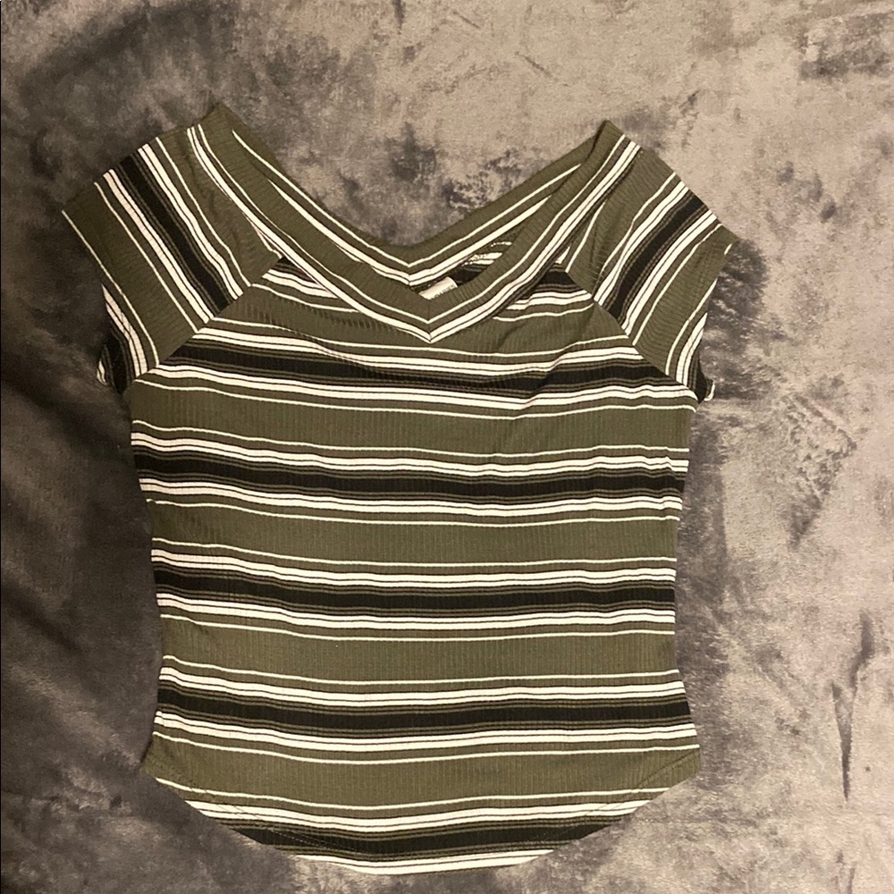 No Boundaries Striped V-Neck (M)